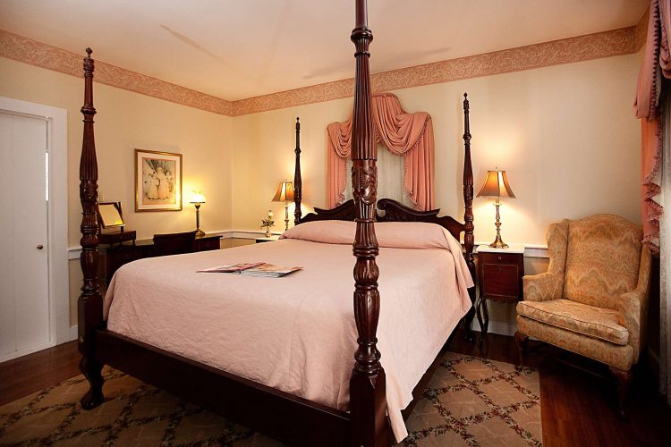 Monmouth Historic Inn Rooms