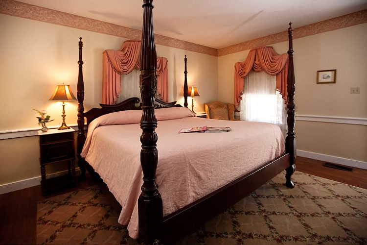 Monmouth Historic Inn Rooms