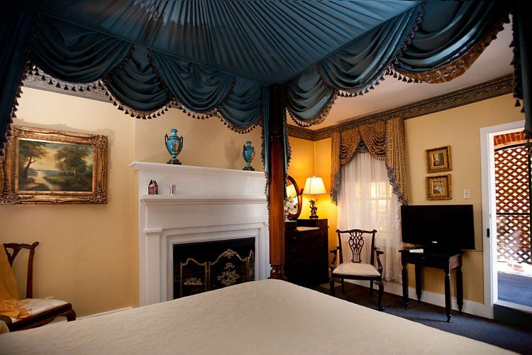 Monmouth Historic Inn Rooms