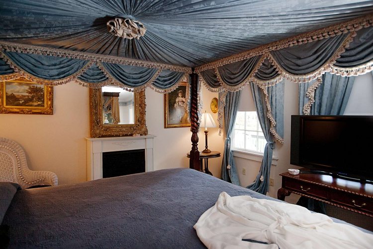 Monmouth Historic Inn Rooms