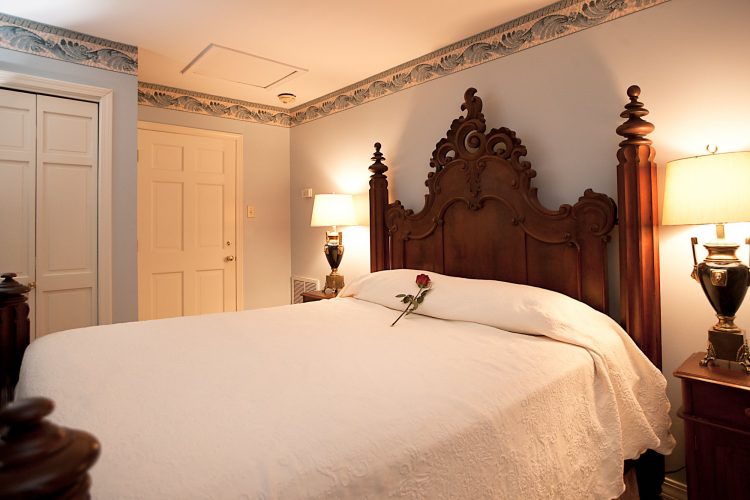 Monmouth Historic Inn Rooms