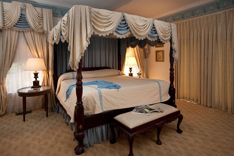 Monmouth Historic Inn Rooms