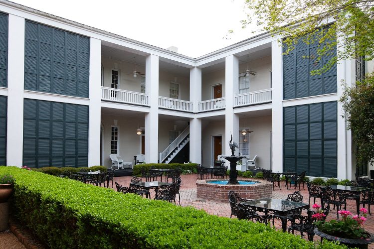 Monmouth Historic Inn Courtyard