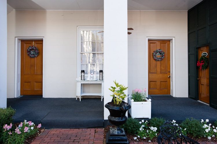 Monmouth Historic Inn Courtyard