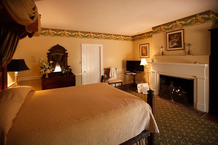 Monmouth Historic Inn Rooms