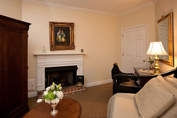 Live Oaks Suite living area