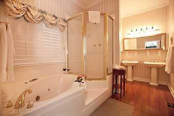 Duke of Monmouth Suite bathroom