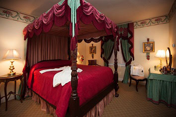 Red bed decor in Deluxe Suite